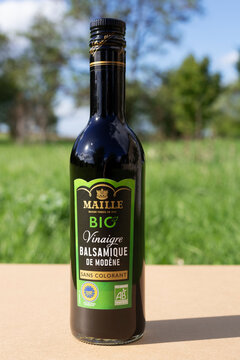 Bouteille de vinaigre balsamique bio de la marque Maille, France