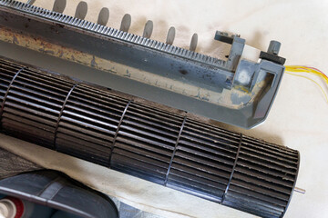 壁掛けエアコン分解クリーニング（取り外した送風ファン、ドレンパン）