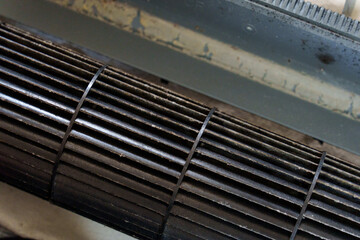 壁掛けエアコン分解クリーニング（取り外した送風ファン、ドレンパン）