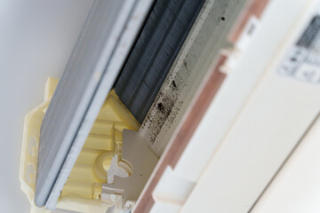 壁掛けエアコン分解クリーニング（送風ファンを外した奥の汚れ）