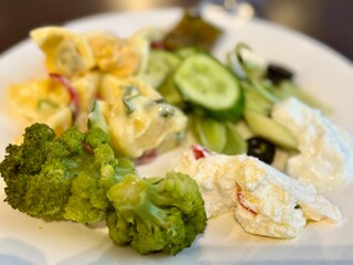 gros plan sur une assiette de légumes avec du brocolis et du concombre 