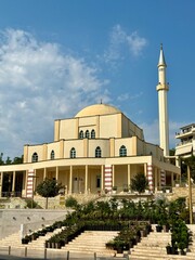 Fototapeta premium vue sur une mosquée de durres en Albanie un jour ensoleillé d'été