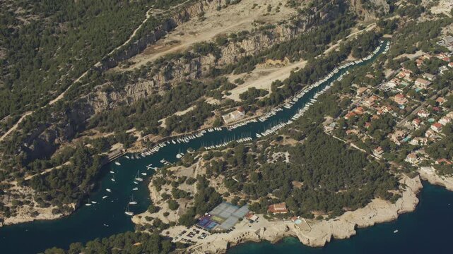 Vue a&eacute;riennes de Port Pin &agrave; c&ocirc;t&eacute; de Cassis et des Calanques