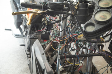 Obraz premium Broken motorcycle standing in a garage.