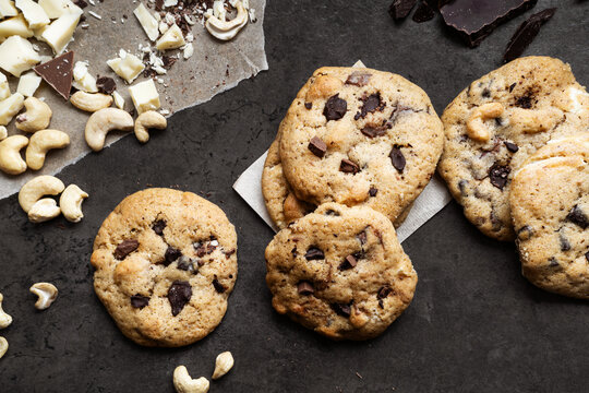 Frisch gebackene Cookies mit Schokolade und Cashew-N&uuml;ssen
