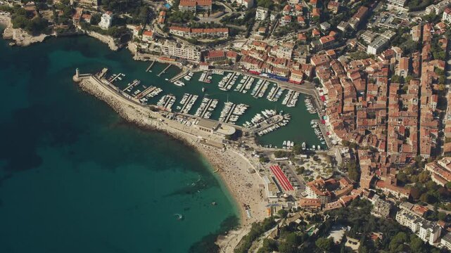 Vue a&eacute;riennes du port de Cassis &agrave; c&ocirc;t&eacute; des Calanques
