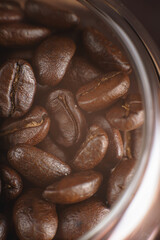 Granos de caf&eacute; brillantes