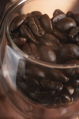 Granos de caf&eacute; en una taza