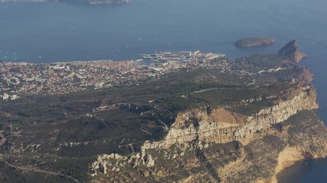 Vue a&eacute;riennes des falaises de Cassis, Cap Canaille et Bec de l'Aigle entre Cassis et la Ciotat.