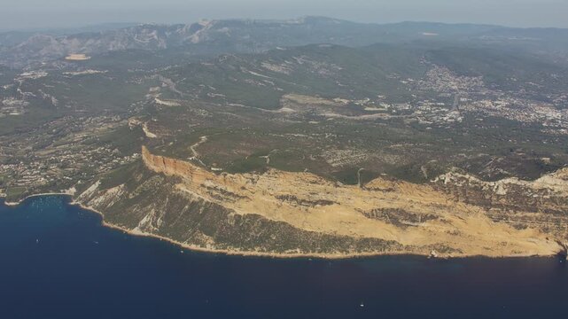 Vue a&eacute;riennes des falaises de Cassis, Cap Canaille et Bec de l'Aigle entre Cassis et la Ciotat.