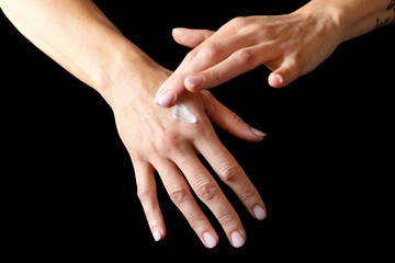 Mani femminili con crema