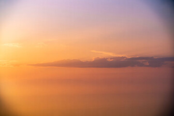 Naklejka premium Soft sunset sky with wispy clouds and warm hues