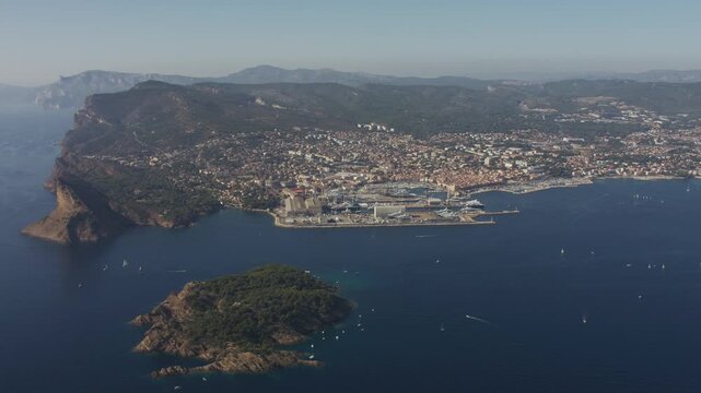 Vue a&eacute;rienne de la Ciotat en Provence au bord de la mer m&eacute;dit&eacute;rann&eacute;e