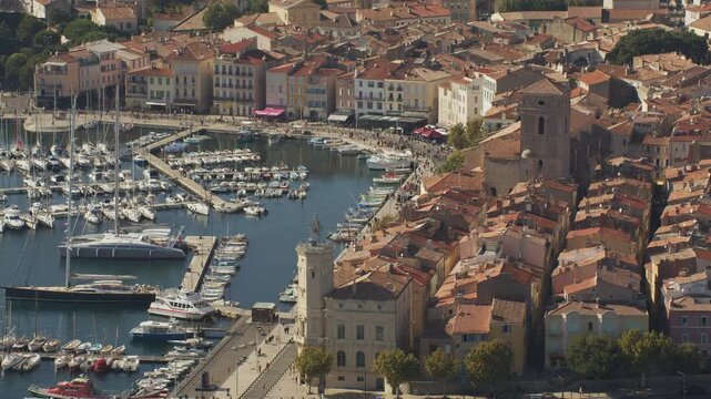 Vue a&eacute;rienne de la Ciotat en Provence au bord de la mer m&eacute;dit&eacute;rann&eacute;e