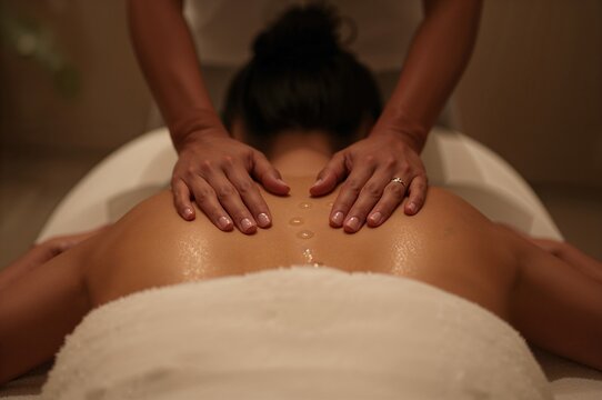 Sesi&oacute;n profesional de masaje relajante en spa con terapeuta aplicando presi&oacute;n en la espalda con t&eacute;cnicas de bienestar