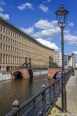 berlin, deutschland - spreekanal mit jungfernbr&uuml;cke, der &auml;ltesten br&uuml;cke von berlin