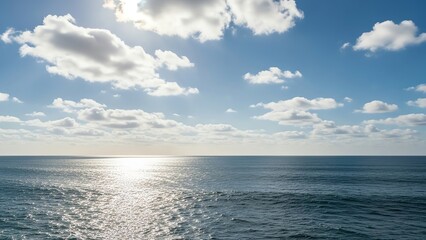 Obraz premium Ocean horizon with clouds and sunlight