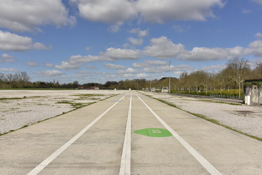 Route comme une piste d'atterrissage au parc de la Citadelle &agrave; Lille (France)