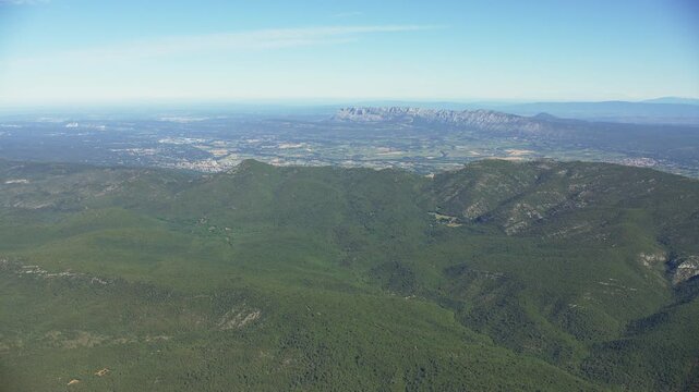 Vue a&eacute;rienne drone du Regagnas dans le Var et les Bouches du Rh&ocirc;ne,  &agrave; c&ocirc;t&eacute; de Trets.
