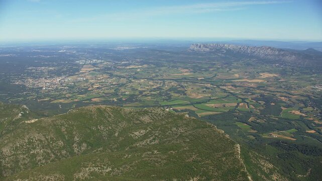 Vue a&eacute;rienne, drone, de la Sainte Victoire et de la plaine au sud.
