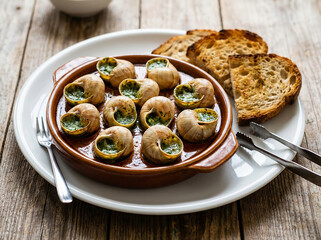 Assiette d&rsquo;escargots &agrave; la bourguignonne avec pain grill&eacute;