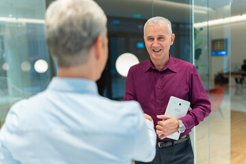 Obraz premium Businessmen shaking hands during a professional meeting