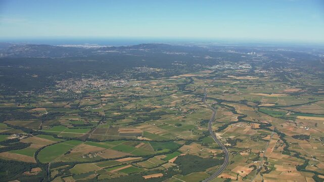 Vue a&eacute;rienne, drone, de la Sainte Victoire et de la plaine au sud.