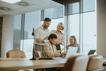 Obraz premium Team collaboration in a modern office during a business meeting