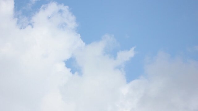Long timelapse de nuages dans le ciel bleu qui s'assombrit