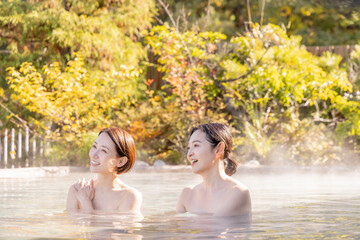 露天風呂 ミドル女性 入浴 旅館 温泉イメージ