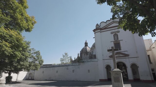 Iglesia hist&oacute;rica en Coyoac&aacute;n, Ciudad de M&eacute;xico &ndash; Escena urbana tranquila al aire libre