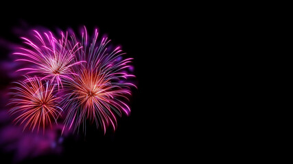 Fototapeta premium Leuchtendes violette und orange Feuerwerk am dunklen Nachthimmel