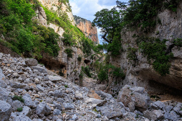 Abstieg in die Schlucht Baccu Mudaloru auf dem  Trekking- und Kletterweg Selvaggio Blu an der Ostküste von Sardinien