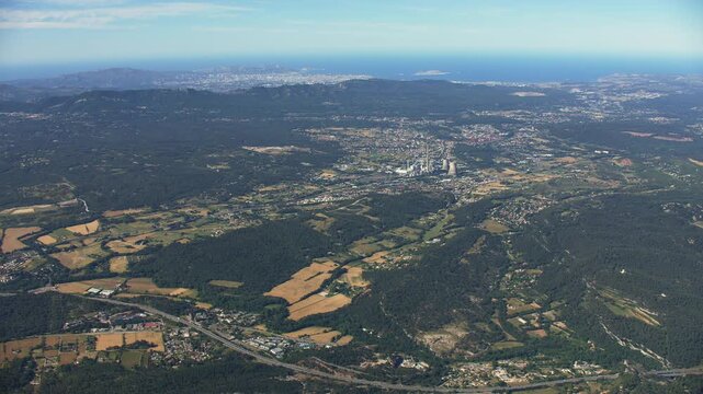 Gardannes, vue a&eacute;rienne large avec Marseille en fond