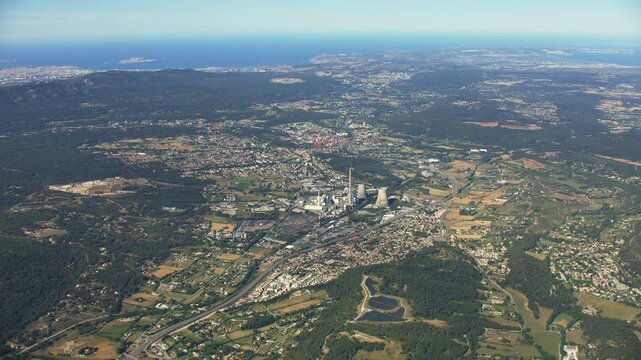 Gardannes, vue a&eacute;rienne large avec Marseille