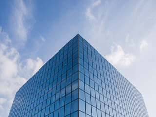 Plakat Stunning view of blue glass building reaching toward the sky, symbolizing innovation and success in business