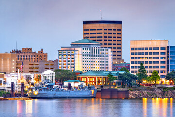 Obraz premium Evansville, Indiana, USA downtown skyline on the Ohio River 2015