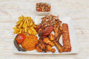 Assiette mixte (sucuk, poulet, kebab, agneau) avec frites et blé dur – restauration turque, fast food. Halal. 