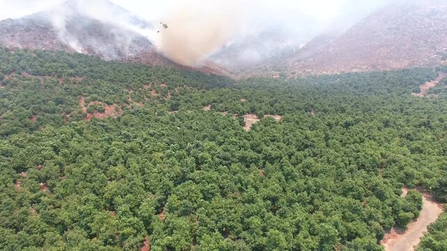 helicoptero apaga incendio  en la monta&ntilde;a 4C