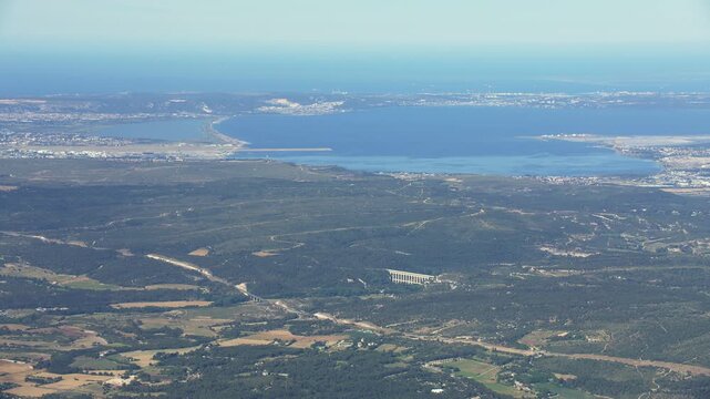 vue a&eacute;rienne de l'&eacute;tang de berre avec aqueduc de Roquefavour