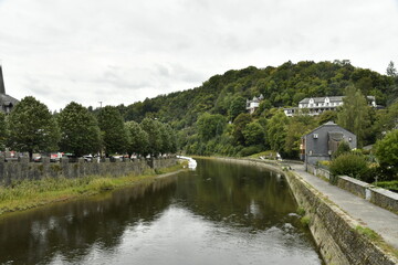 Fototapeta premium Reflet dans l'Ourthe entre les collines boisées en aval de la Roche-en-Ardennes (Marche-en-Famenne)
