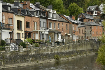 Maisons traditionnelles d'apr&egrave;s guerre le long de l'Ourthe &agrave; la Roche-en Ardennes (Marche-en-Famenne )