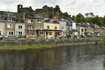 Maisons traditionnelles d'après guerre le long de l'Ourthe à la Roche-en Ardennes (Marche-en-Famenne )