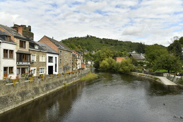 Obraz premium L'Ourthe coulant paisiblement en traversant l'un des plus beaux endroits de la Belgique à la Roche-en-Ardennes (Marche-en-Famenne) 