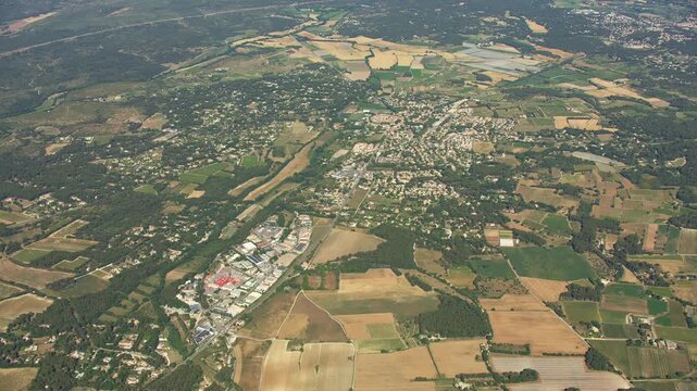 vue a&eacute;rienne de Saint Cannat et de la zone de la pile