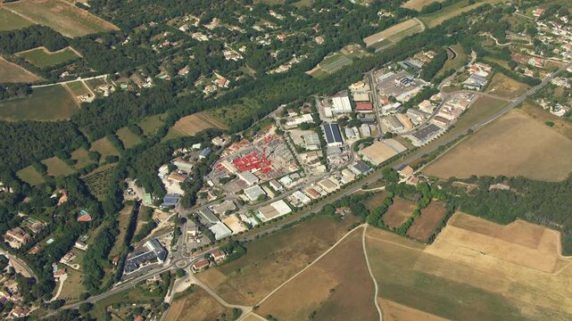 vue a&eacute;rienne de Saint Cannat et de la zone de la pile