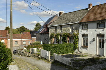 L'une des rues pittoresques entre les vieilles maisons traditionnelles à Écaussinnes-Lalaing (Soignies)