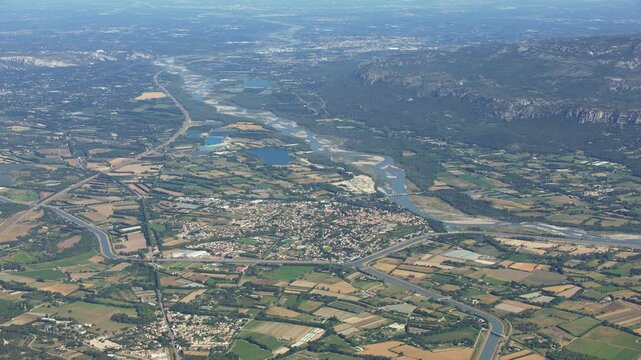 Vue a&eacute;rienne de Mallemort  avec la Durance