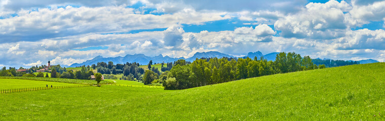 Obraz premium Grosses Panorama mit Blick auf die schöne Ortschaft “Seeg im Allgäu“.