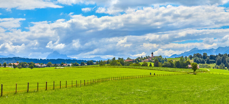 Grosses Panorama mit Blick auf die sch&ouml;ne Ortschaft &ldquo;Seeg im Allg&auml;u&ldquo;.